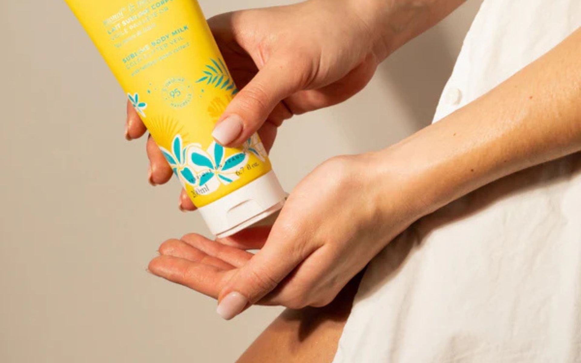 Application d’un soin pour le corps sur la peau, illustrant la préparation cutanée avant l’application du parfum dans une routine beauté parfumée