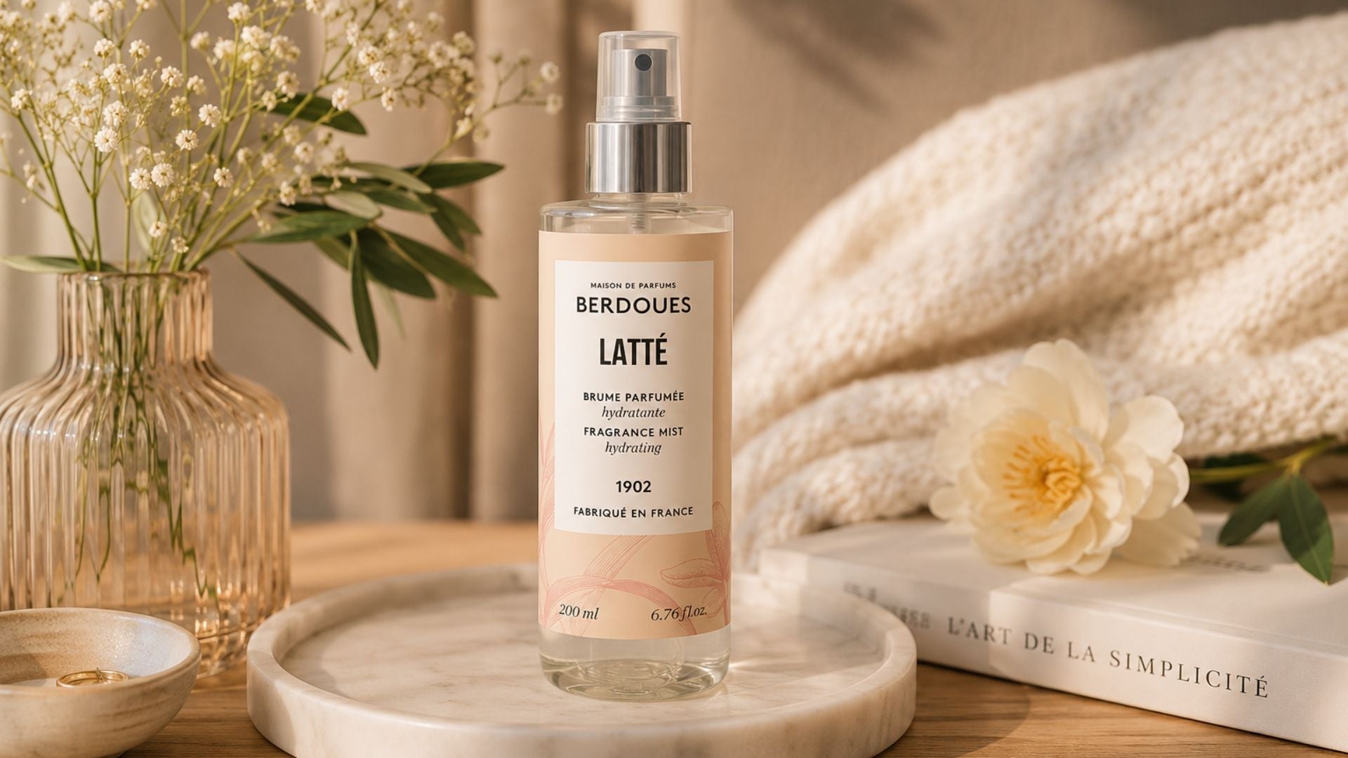 Brume parfumée hydratante Latté de Berdoues mise en scène dans un univers cocooning aux notes douces et réconfortantes.