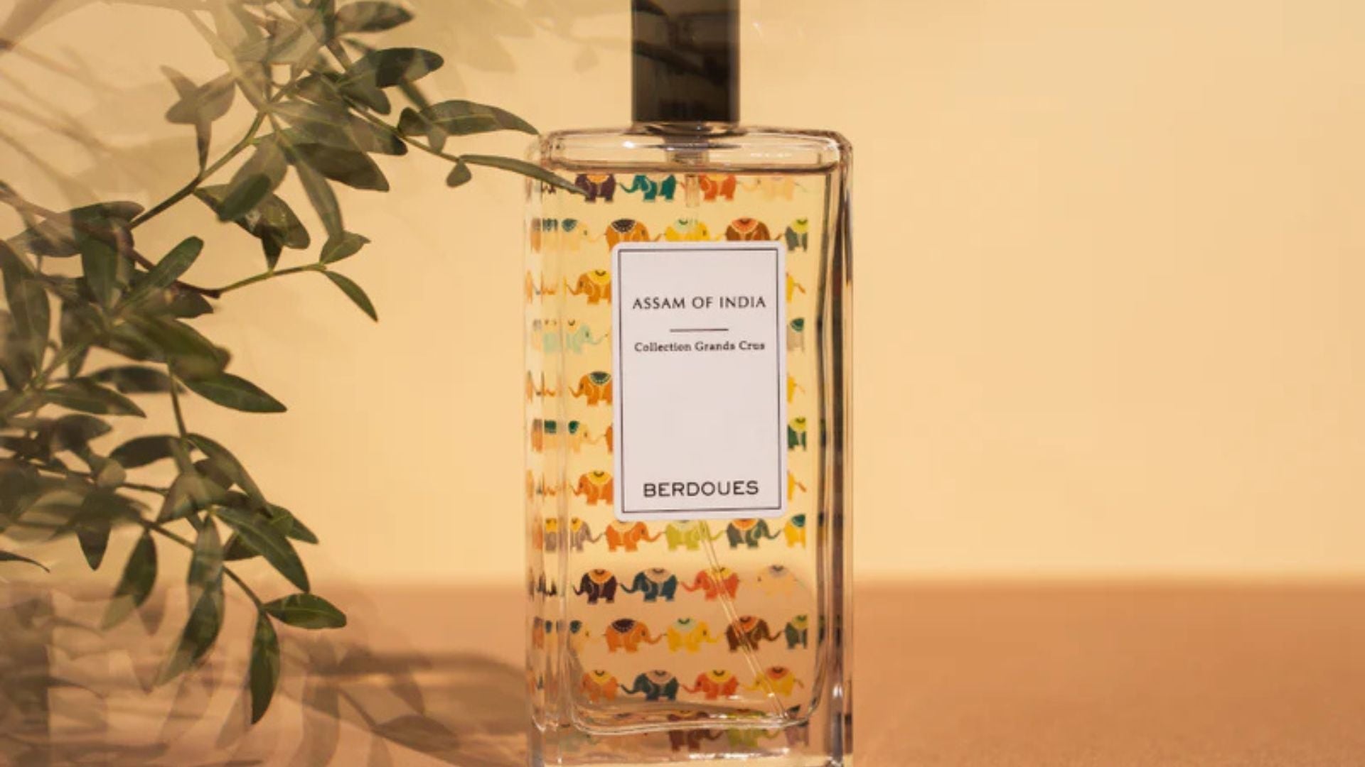 Flacon de parfum Berdoues "Assam of India" de la collection Grands Crus, capturant les tendances olfactives de l'année avec un design élégant et des notes raffinées.